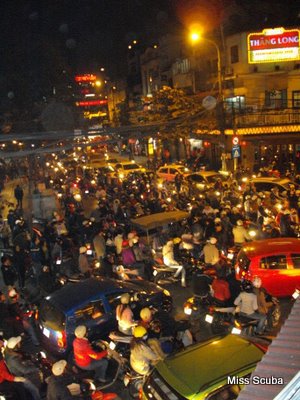 The traffic was an insane chaos yet we only saw one small accident in a week. Cars, motorcycles and pedestrians were crossing the street junctions all at the same time from every directions. Most crossroads are not equipped with traffic lights. Those that actually had a light to control the flow of traffic were totally ignored. Red or green… people were crossing all at the same time, avoiding each other by inches.